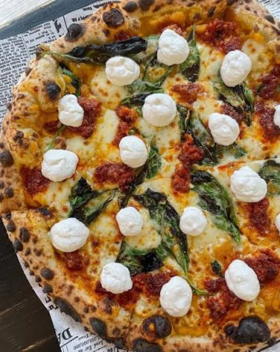 Pizza with burrata at Kumeliuko Sapnas