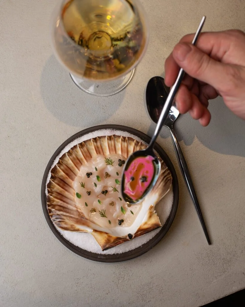 A course presented in a scallop shell at Skóg.