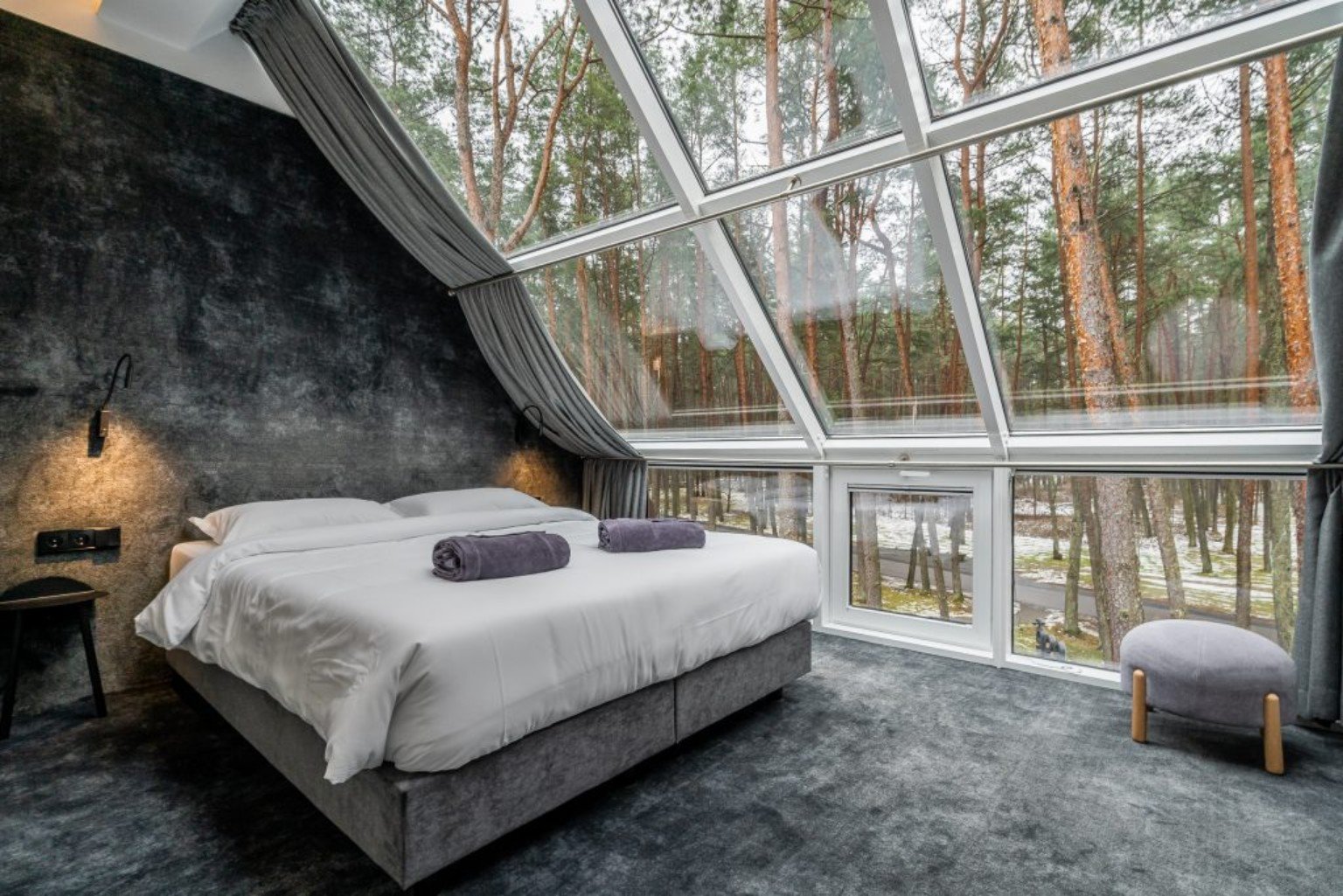 ESĖ Hotel room opening into the Birštonas pine forest