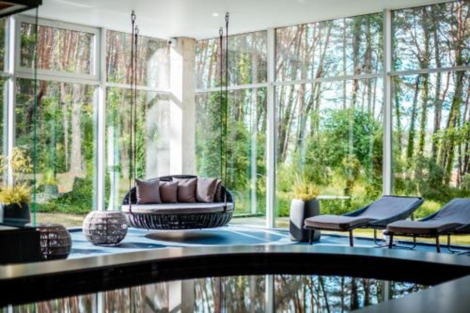 ESĖ spa pool facing the pine forest